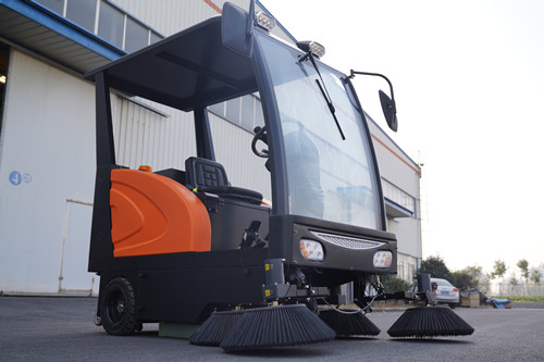 榮事達(dá)掃地車(chē)生產(chǎn)廠家 榮事達(dá)掃地車(chē)DS180.jpg